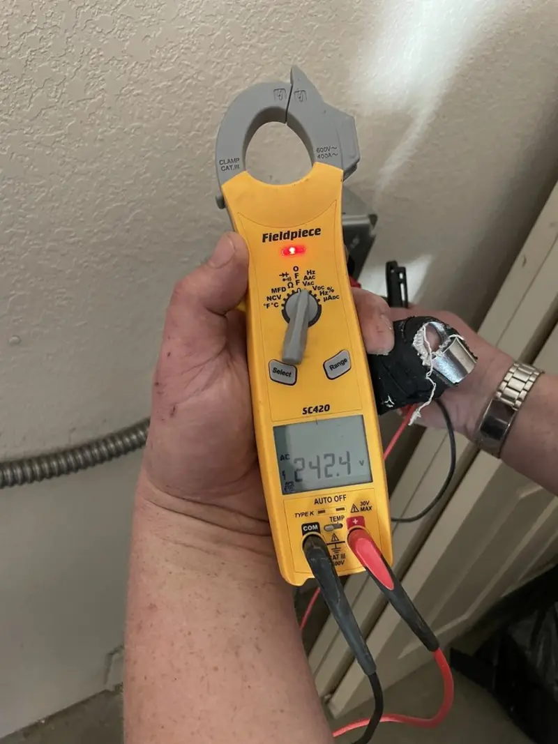 Voltage testing with clamp meter during Ceiling Fan Installation in Berlin